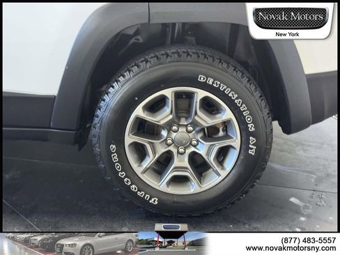 Used 2022 Jeep Cherokee Trailhawk image 6