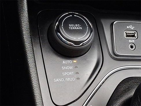 Used 2019 Jeep Cherokee Latitude Plus w/ Cold Weather Group image 23