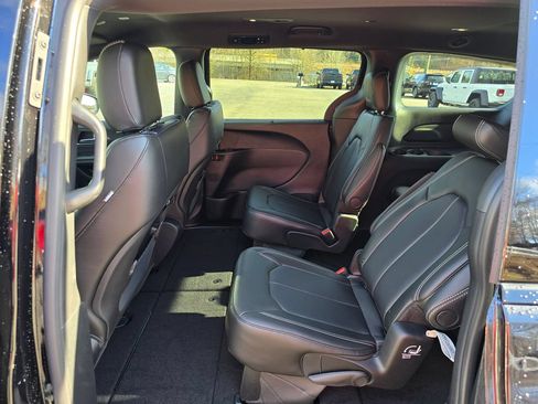 New 2026 Chrysler Pacifica Select w/ S Appearance Package FWD image 10