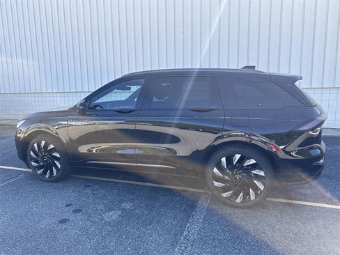 Used 2024 Lincoln Nautilus Reserve w/ Jet Appearance Package (87T) image 4