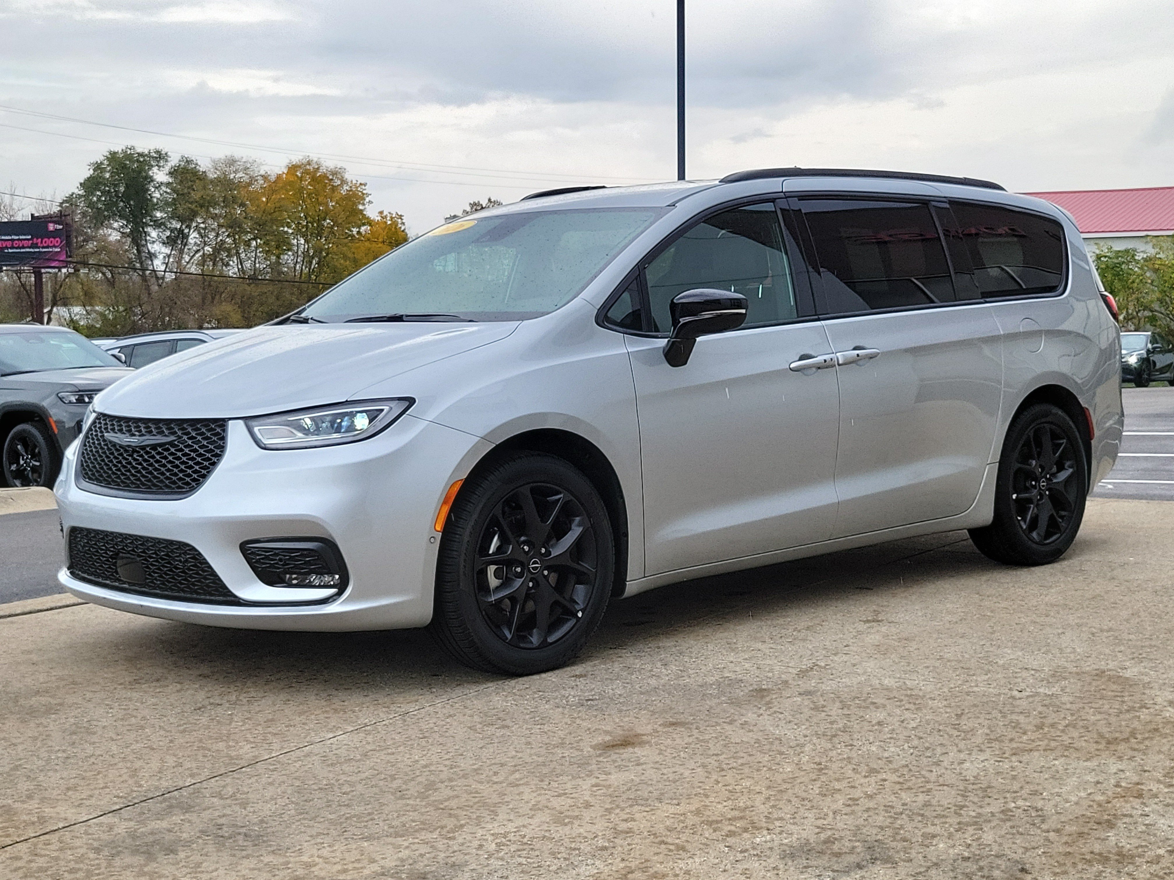 Used 2026 Chrysler Pacifica Select w/ S Appearance Package FWD image 2