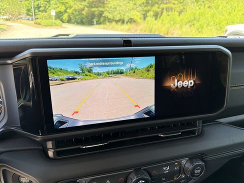 Used 2025 Jeep Gladiator Sport AWD/4WD image 29