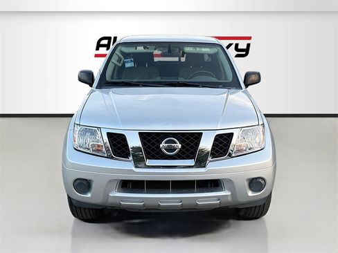 Used 2019 Nissan Frontier SV image 2