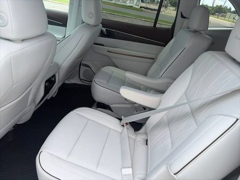 New 2026 Buick Enclave Avenir w/ Super Cruise Package FWD image 11