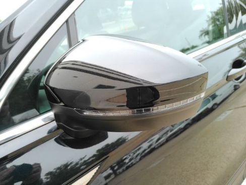 Used 2023 Volkswagen Tiguan SE FWD image 19