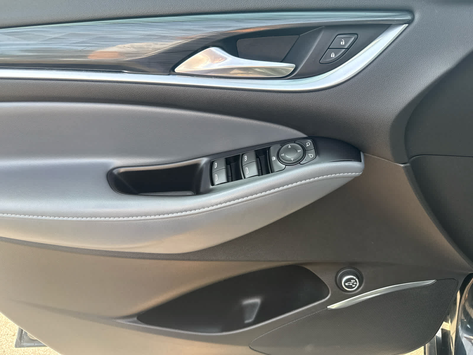 Used 2019 Buick Enclave Essence AWD/4WD image 10