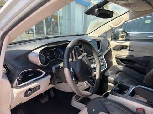 Used 2024 Chrysler Pacifica Touring-L image 12