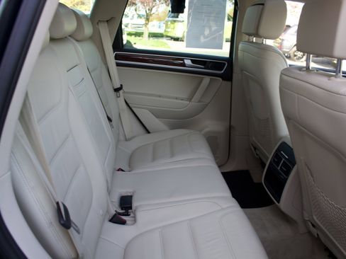 Used 2012 Volkswagen Touareg TDI image 34