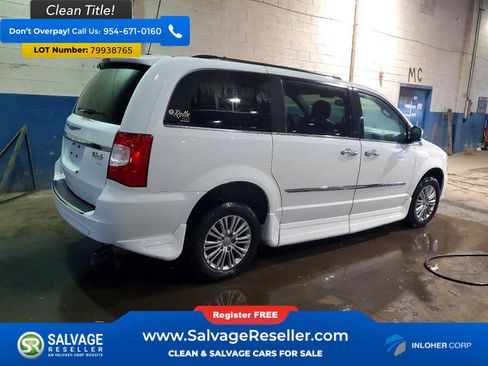 Used 2015 Chrysler Town & Country Touring-L w/ Driver Convenience Group image 4