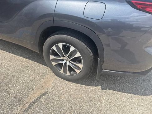 Used 2020 Toyota Highlander XLE AWD/4WD image 7