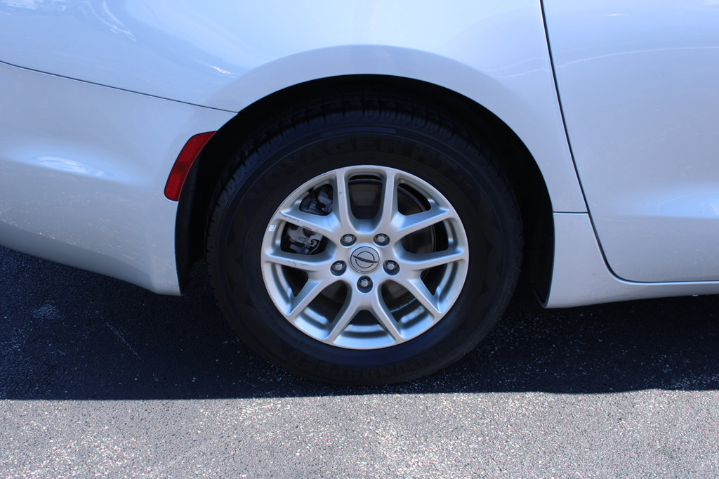Used 2024 Chrysler Pacifica Touring-L FWD image 15
