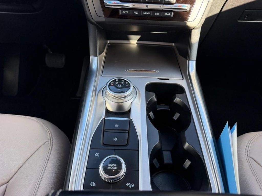 Used 2020 Ford Explorer XLT w/ Equipment Group 202A AWD/4WD image 18