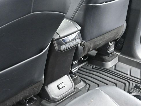 Used 2022 Toyota Highlander XLE FWD image 32