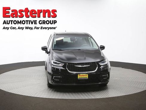 Used 2023 Chrysler Pacifica Touring-L image 52