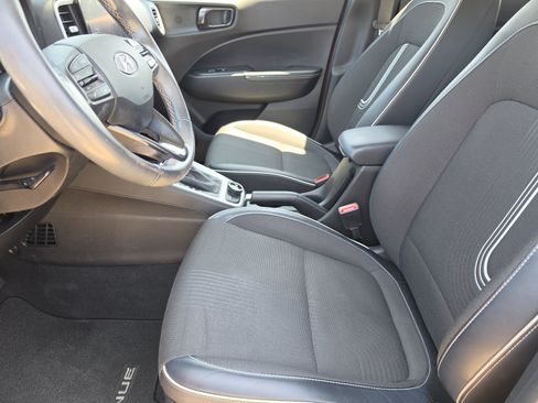 Used 2023 Hyundai Venue Limited FWD image 10