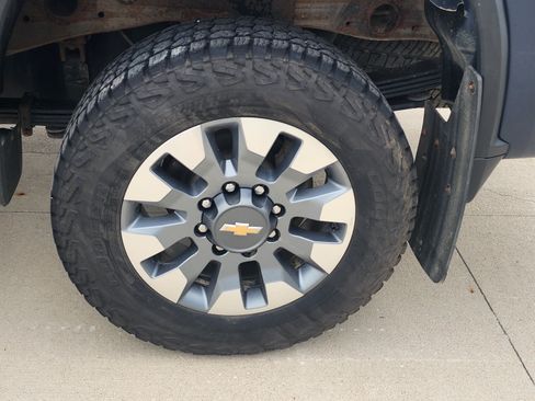 Used 2022 Chevrolet Silverado 2500 Custom w/ Custom Value Package AWD/4WD image 9