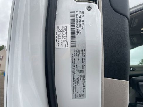 Used 2024 Chrysler Pacifica Touring-L FWD image 33