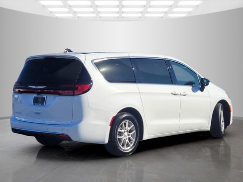New 2026 Chrysler Pacifica Select image 4