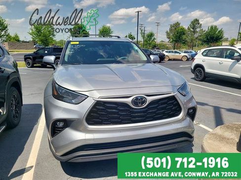 Used 2023 Toyota Highlander XLE FWD image 2