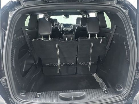Used 2025 Chrysler Pacifica Select image 17