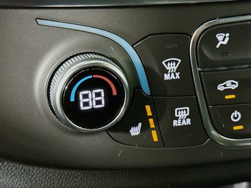 Used 2023 Chevrolet Traverse LT image 21