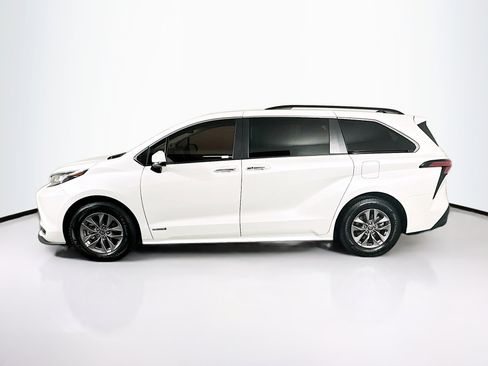Used 2021 Toyota Sienna XLE w/ XLE Plus Package image 4