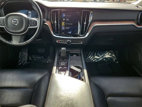Used 2022 Volvo S60 B5 Momentum image 13