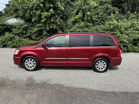 Used 2013 Chrysler Town & Country Touring FWD image 5