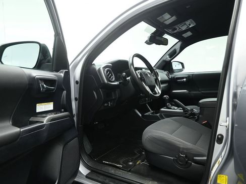Used 2019 Toyota Tacoma TRD Off-Road w/ Technology Package AWD/4WD image 9