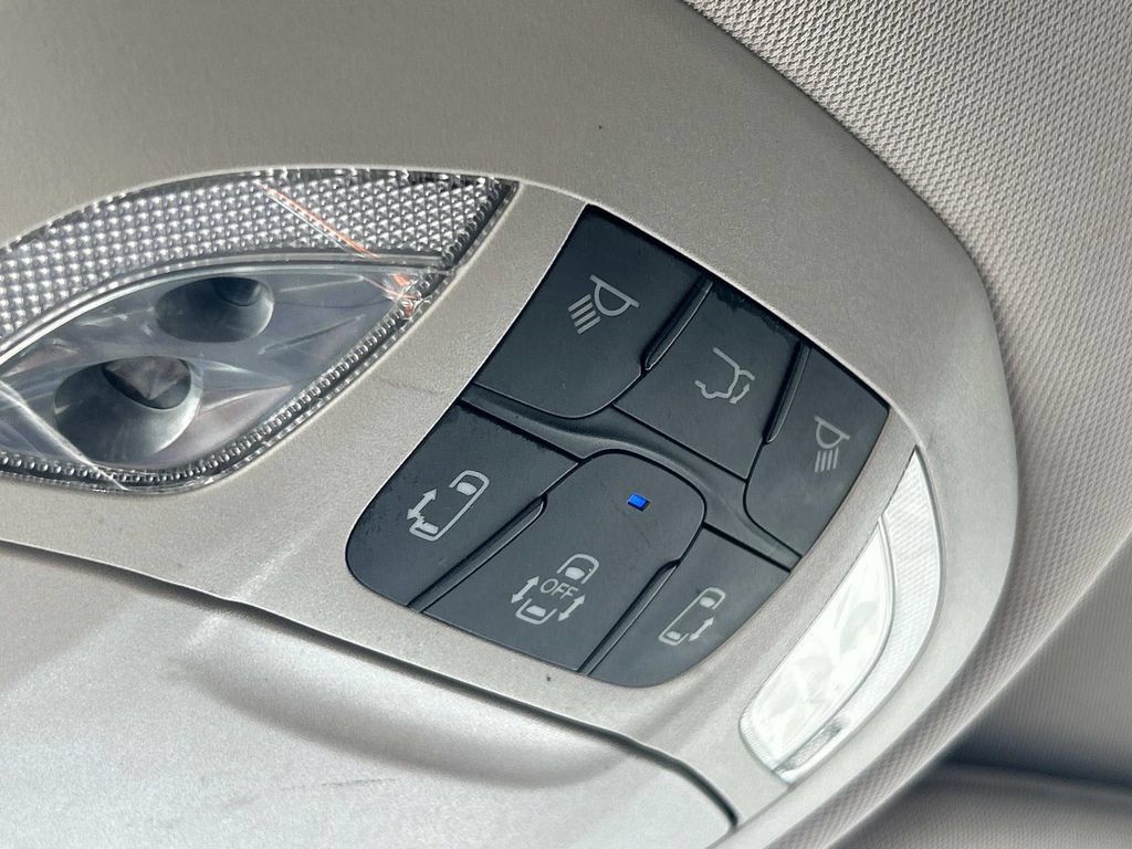 Used 2020 Chrysler Voyager Lxi FWD image 30