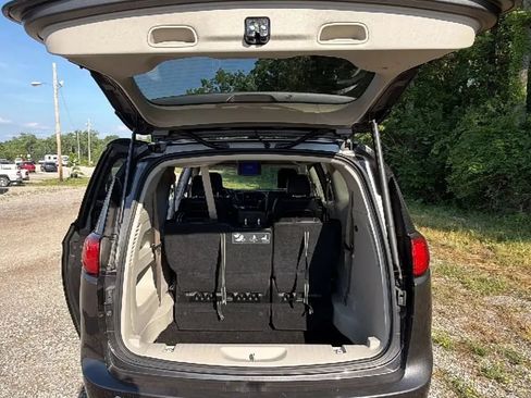 Used 2018 Chrysler Pacifica Touring-L w/ Tire & Wheel Group FWD image 20