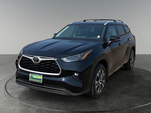 Used 2023 Toyota Highlander XLE AWD/4WD image 3