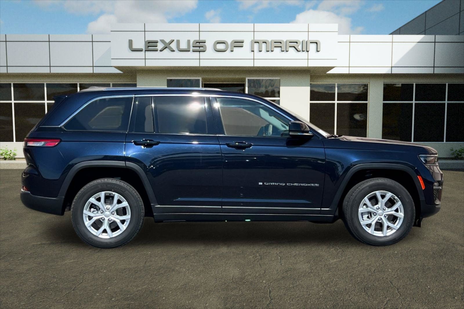 Used 2023 Jeep Grand Cherokee Limited w/ Trailer Tow Prep Group (B) AWD/4WD image 8