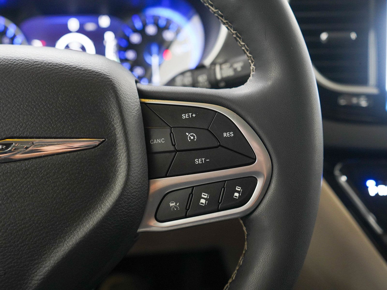 Used 2023 Chrysler Pacifica Touring-L FWD image 28