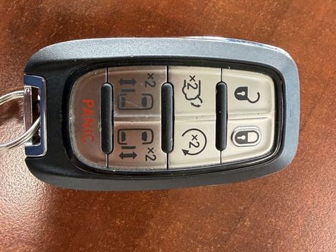 Used 2025 Chrysler Pacifica Limited FWD image 33