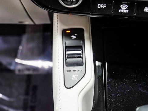 Used 2024 Kia Telluride EX w/ EX Captain's Chair Package image 19