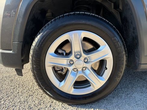 Used 2023 Jeep Compass Sport image 9