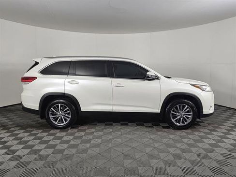 Used 2019 Toyota Highlander XLE image 2