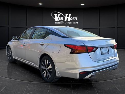 Used 2022 Nissan Altima 2.5 SV w/ SV Premium Package image 3