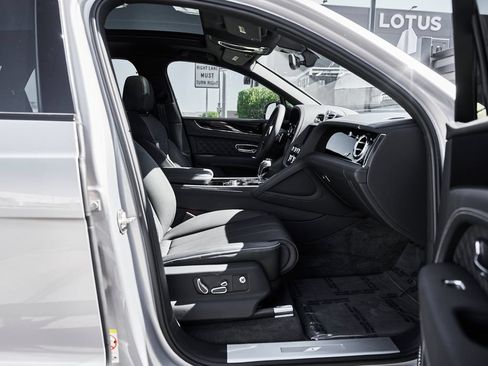 Used 2025 Bentley Bentayga AWD/4WD image 24