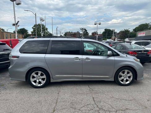 Used 2012 Toyota Sienna SE FWD image 5