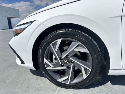 Used 2025 Hyundai Elantra SEL image 11