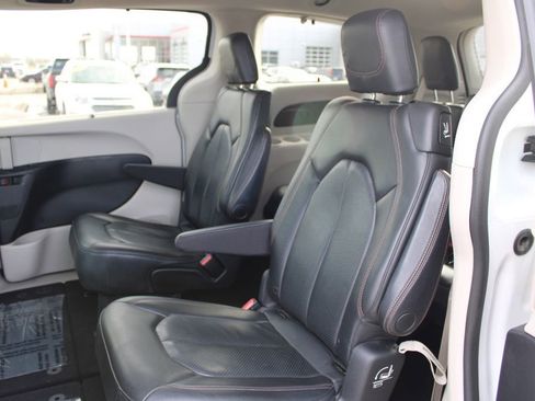 Used 2019 Chrysler Pacifica Touring-L image 26