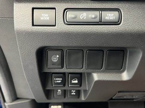 Used 2025 Nissan Frontier PRO-4X image 18