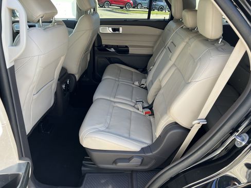 Used 2023 Ford Explorer Platinum w/ Technology Package image 33