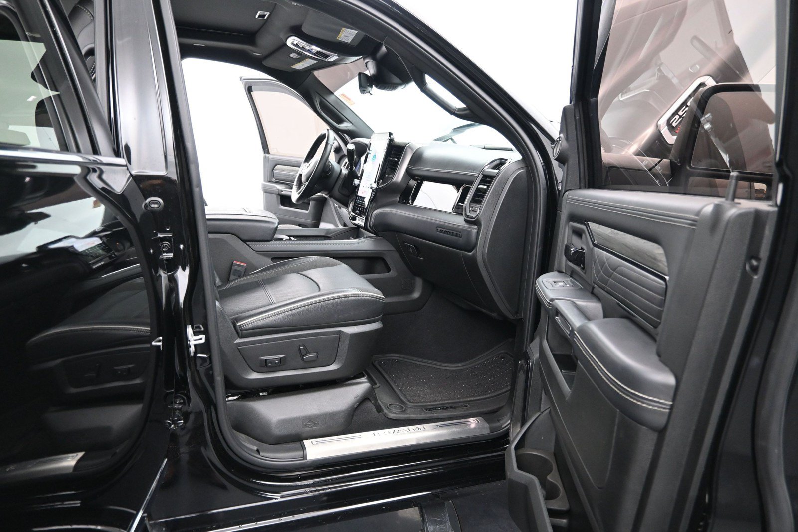 Used 2025 RAM 2500 Limited AWD/4WD image 10
