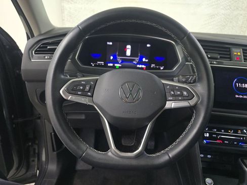 Used 2023 Volkswagen Tiguan SE w/ Panoramic Sunroof Package FWD image 6