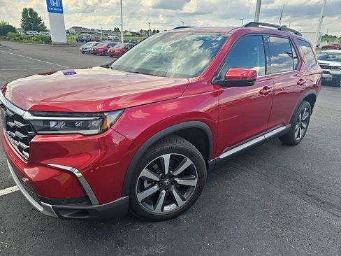 Used 2025 Honda Pilot Touring image 1