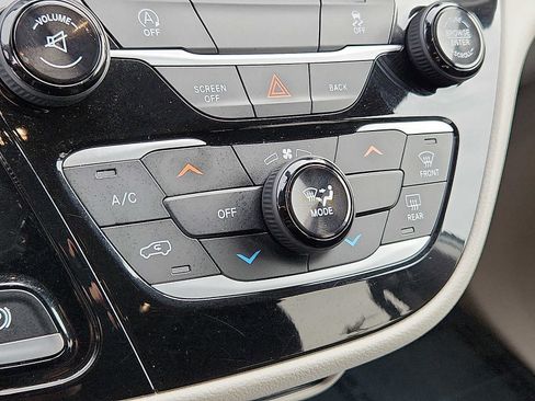 Used 2017 Chrysler Pacifica LX image 15