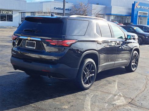 Used 2023 Chevrolet Traverse LT image 3